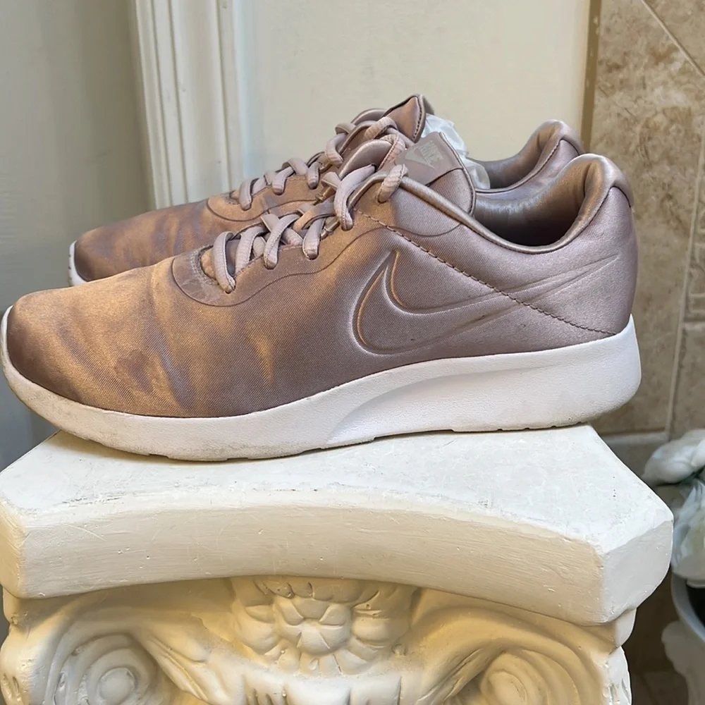 NIKE TANJUN PINK SATIN RUNNING SNEAKER